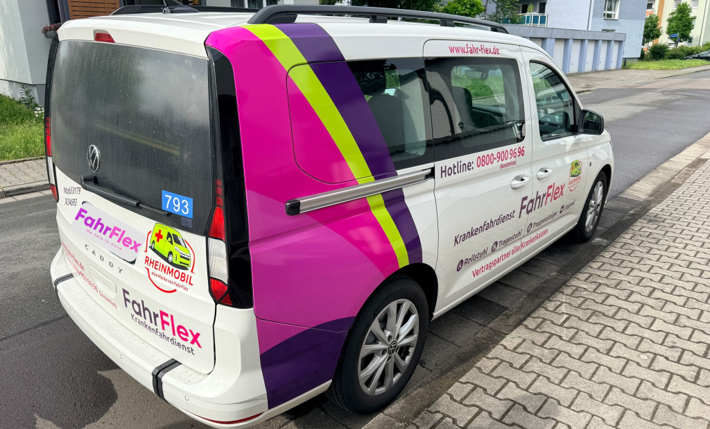 FahrFlex Krankenfahrdienst Fahrzeug-für-Krankentransport-in-Groß-Gerau-vor-Klinikgebäude